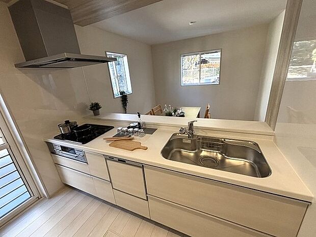 ご家族を近くに感じられる対面キッチン。 