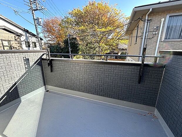 ● 家族全員分の布団もゆったり並べられる広々バルコニー！ ● 