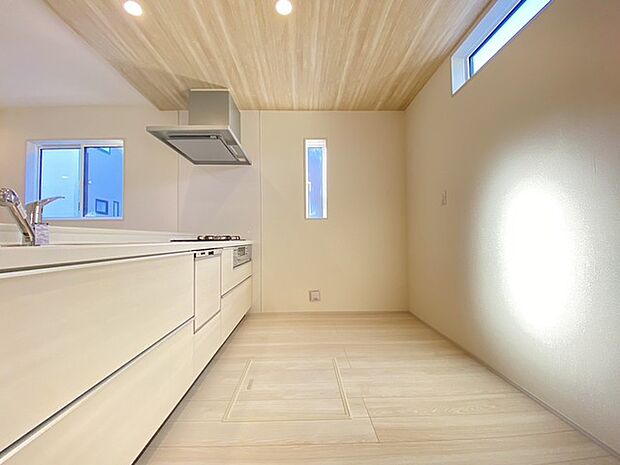 お子様と並んで料理をしても余裕のゆとりのキッチン 