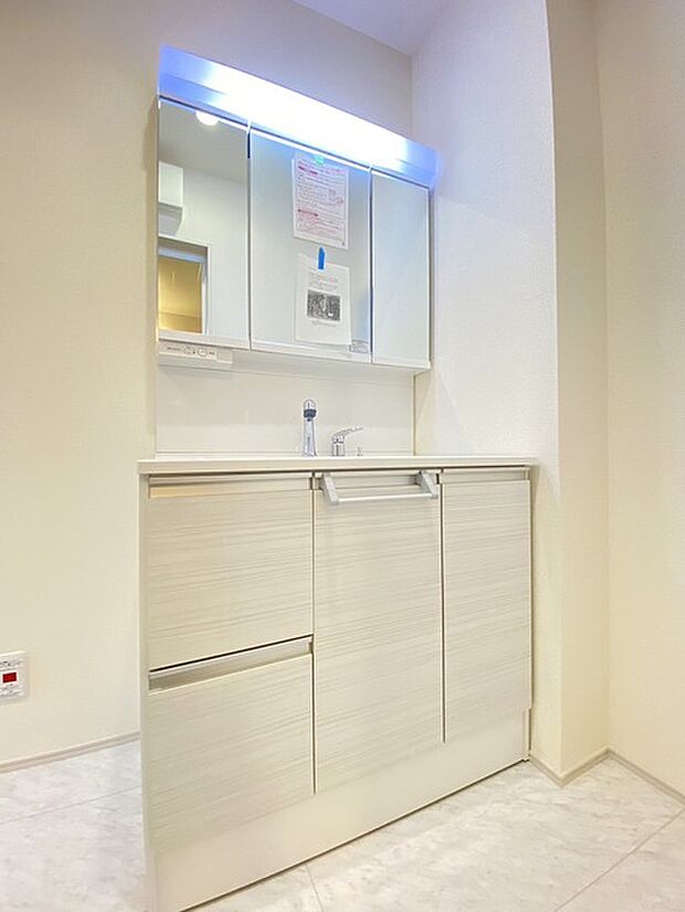 お出かけ前の身だしなみに一歩差がつく三面鏡。 