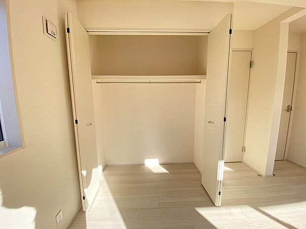 季節ごとの大物もしまえるたっぷりの収納スペース。 