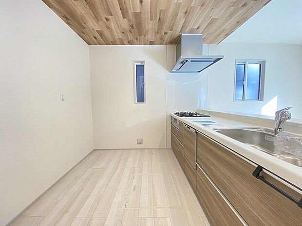 お子様と並んで料理をしても余裕のゆとりのキッチン 