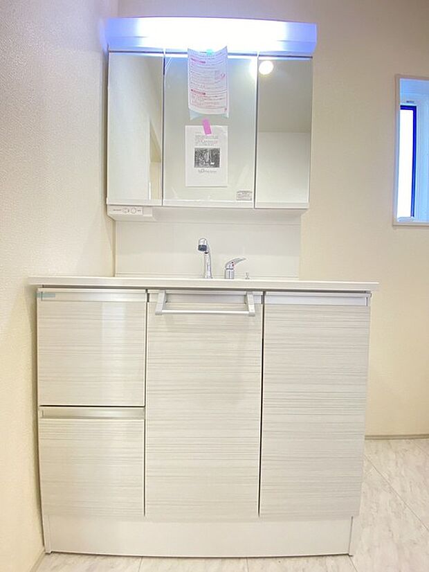 お出かけ前の身だしなみに一歩差がつく三面鏡。 