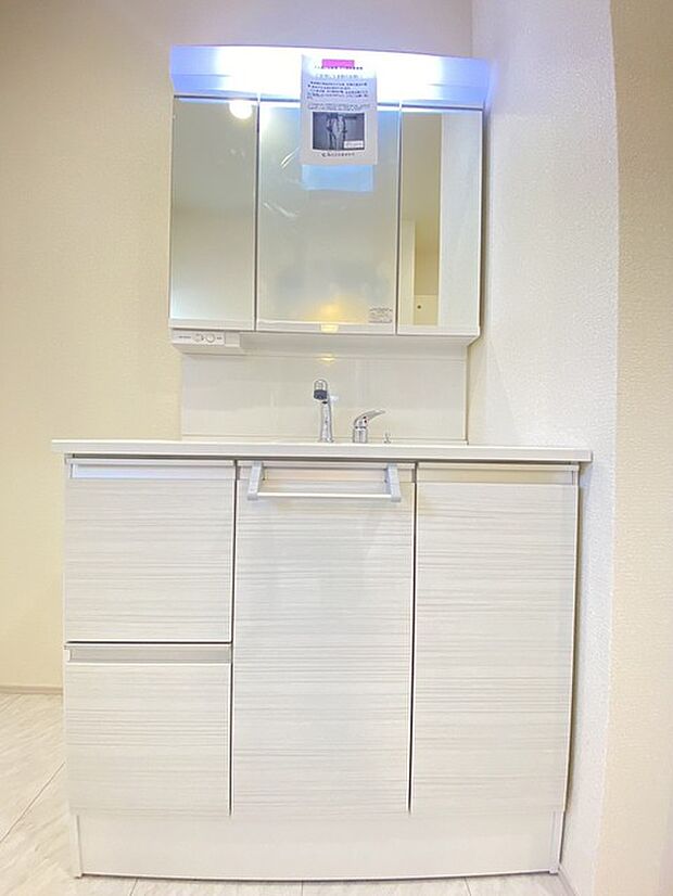 お出かけ前の身だしなみに一歩差がつく三面鏡。 