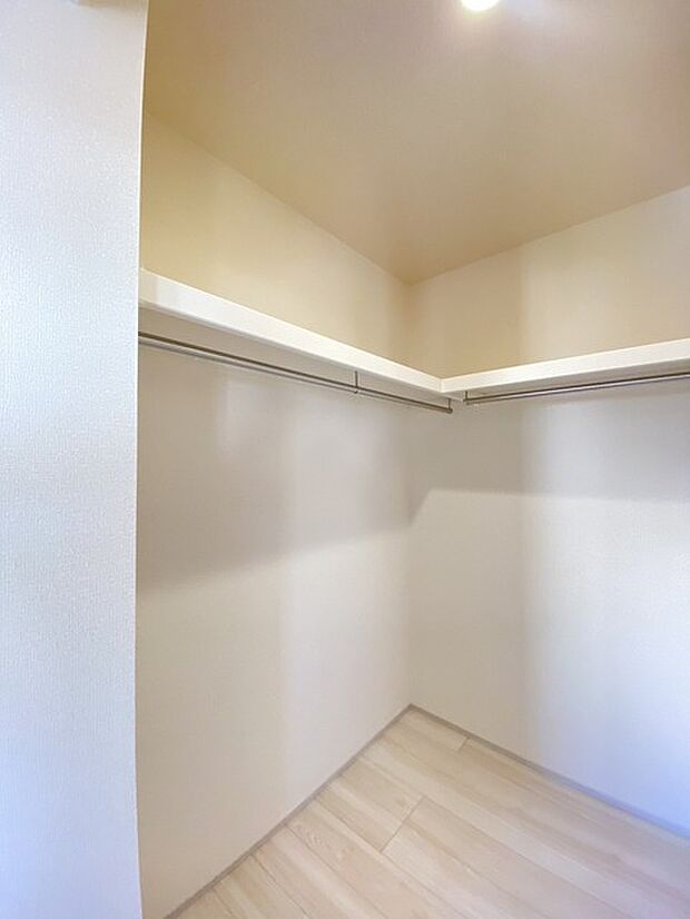 たっぷりの収納力を備えたウォークインクロゼット。 