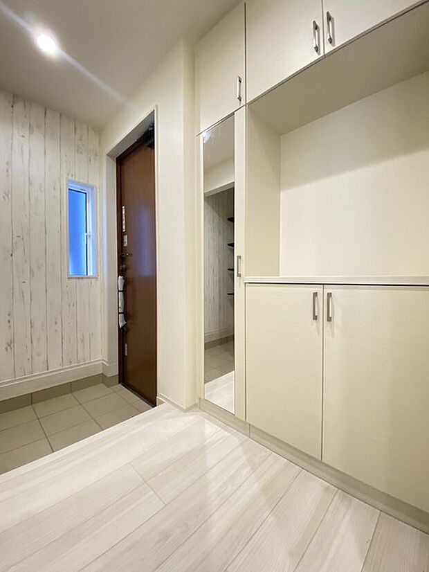 忙しい朝でもさっと身だしなみの確認が出来る大きな鏡付きシューズクローク 