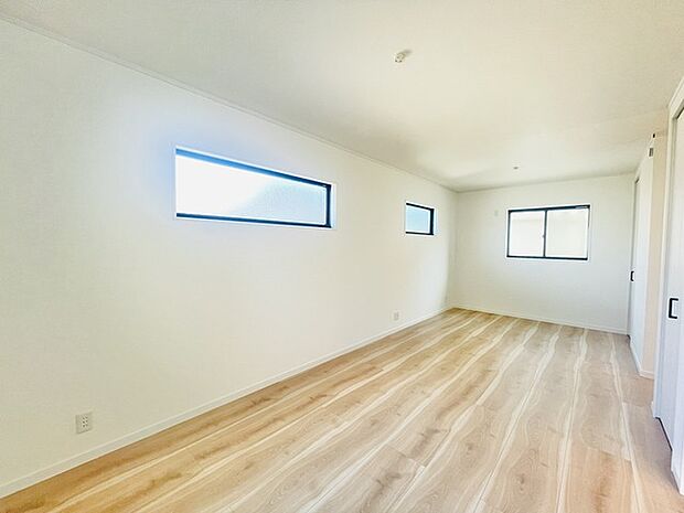 ナチュラルウッドの色合いが、室内にあたたかな雰囲気を運びます。