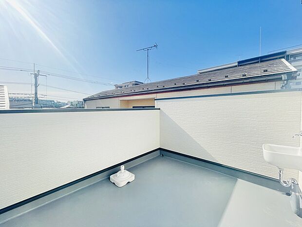 辺りの屋根を見下ろすパノラマ。 