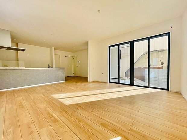 広々とした空間に木漏れ日が心地よい、穏やかな時間が流れる住まい。