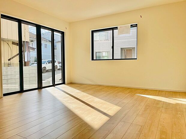 温かな光が心地よい、広々とした空間