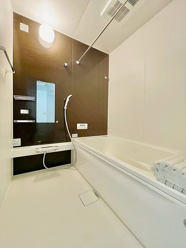 落ち着いた空間で、ゆったりとした時間を満喫できるバスルーム。