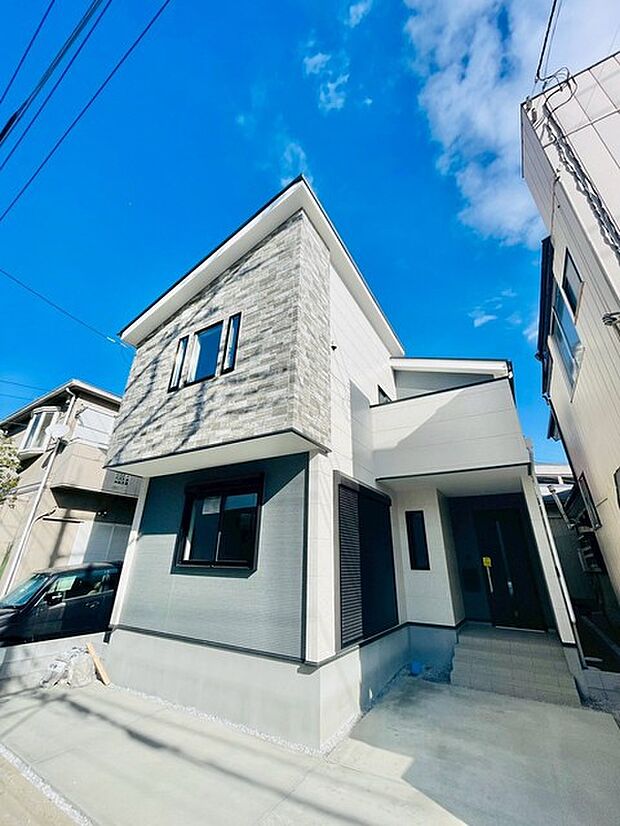 青い空と白い雲、洗練された外観が心地よい調和を奏でる住まい