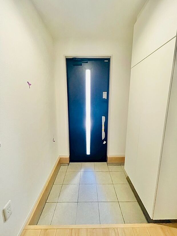 静かな空間に、柔らかな光が灯る玄関。