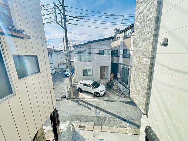 空と建物が織りなす、爽やかな午後のひととき。