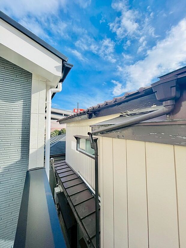 青い空と白い雲が広がる、開放感あふれる心地よい空間