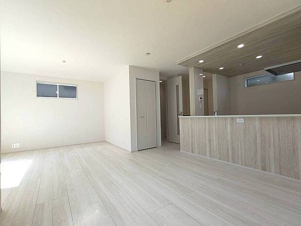 ご家族みんながゆったりくつろげる広々リビング。 