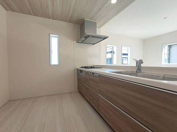 料理をしながらでもご家族との会話を楽しめる対面キッチン。 