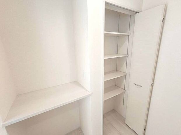 キッチン横にはパントリー収納。食品の蓄えは防災用としても。 