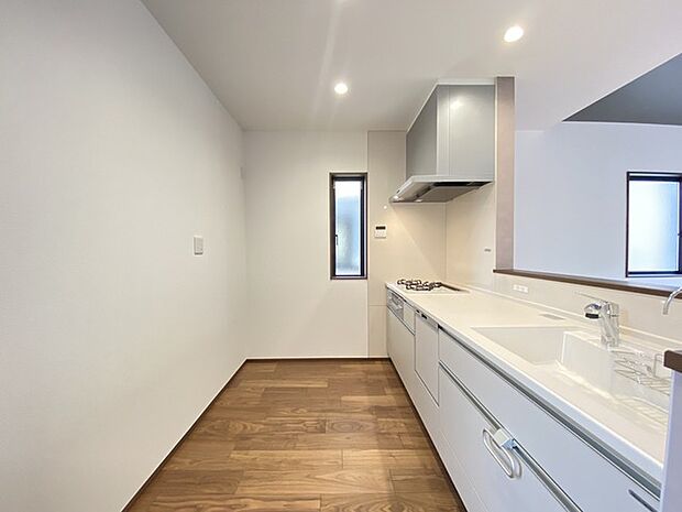 ご家族を近くに感じられる対面キッチン。