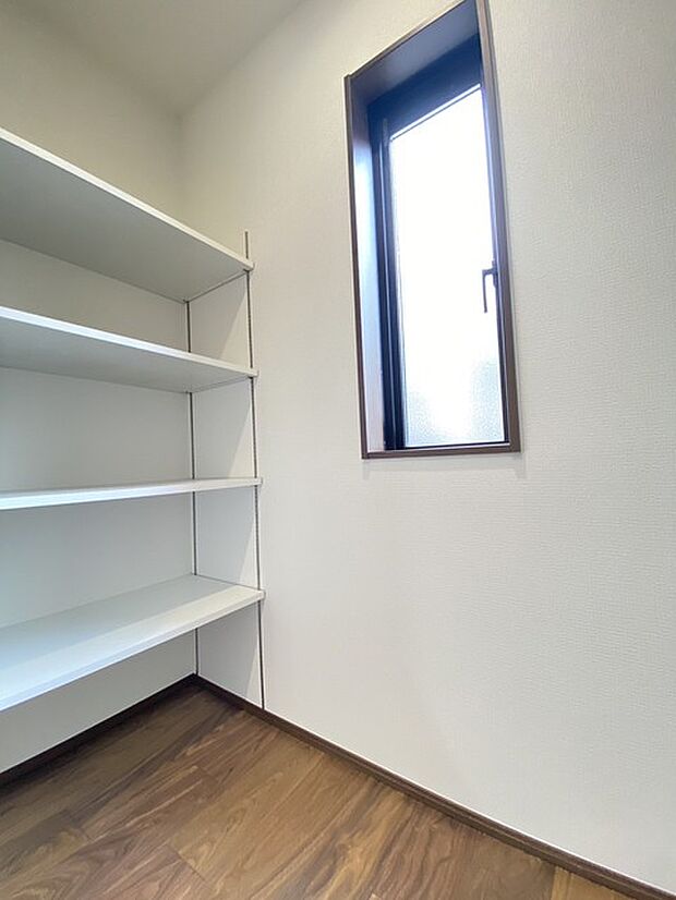 キッチン横にはパントリー収納。食品の蓄えは防災用としても。