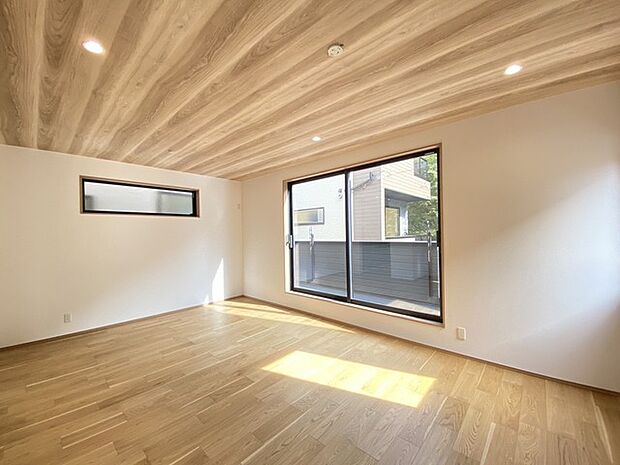 開放感あふれる2階リビングは、自然に光と風に恵まれます。 