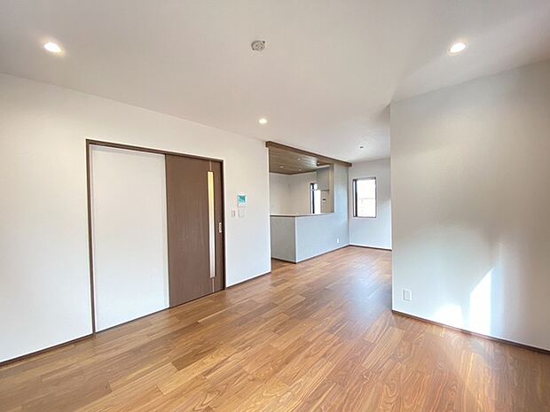 解放感あふれる2階リビングは、自然に光と風に恵まれます。 