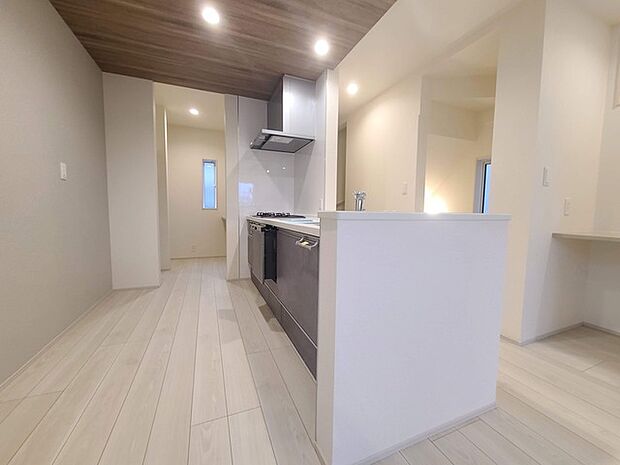 お子様と並んで料理をしても余裕のゆとりのキッチン 