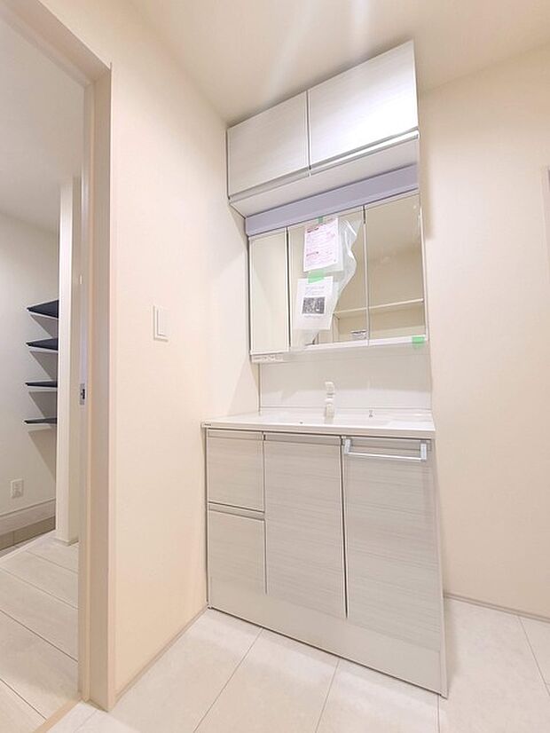 ゆとりの洗面スペースで朝の身支度もスムーズに!