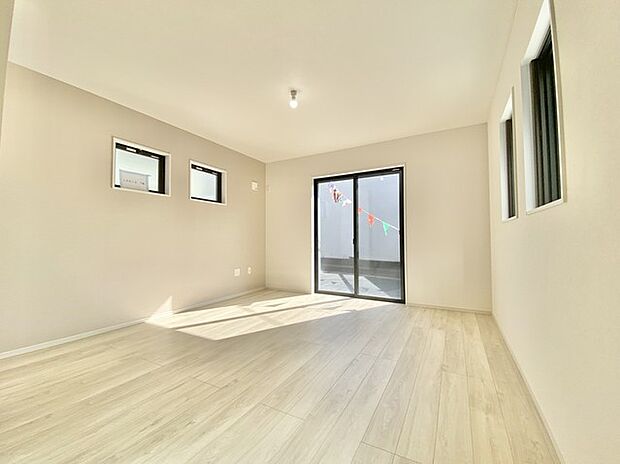 ご家族みんながゆったりくつろげる広々リビング。