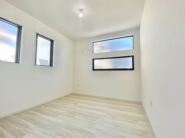 洋室は子供部屋にもちょうどいいサイズ感。