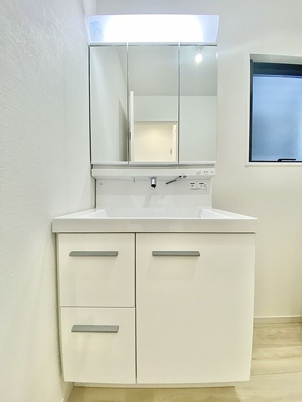 洗面化粧台は清潔感の漂うホワイトをベースカラーに、シンプルなデザインで。