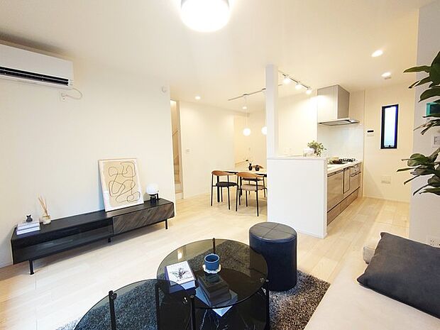 ご家族みんながゆったりくつろげる広々リビング。 