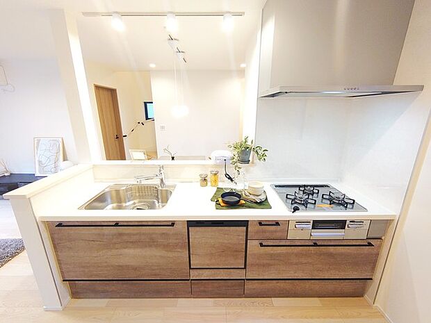 ご家族を近くに感じられる対面キッチン。 