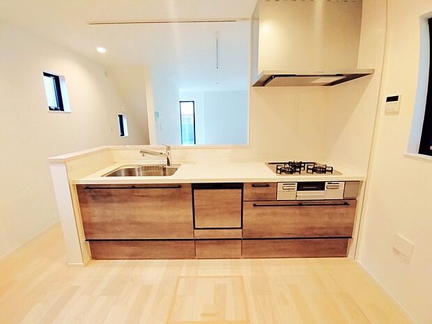 ご家族を近くに感じられる対面キッチン。