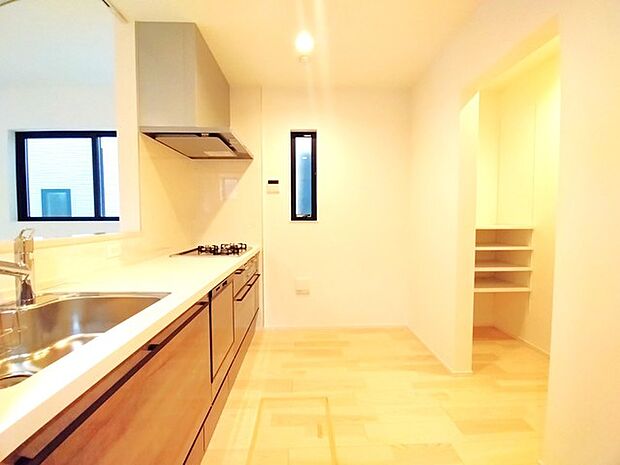 キッチン横にはパントリー収納。食品の蓄えは防災用としても。