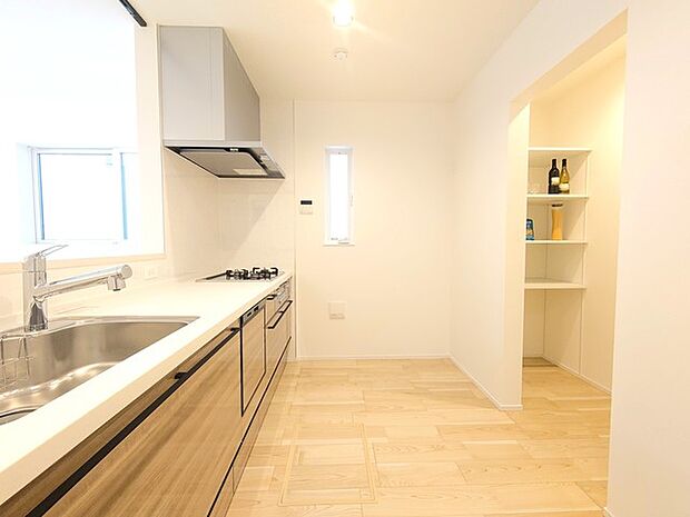 キッチン横にはパントリー収納。食品の蓄えは防災用としても。 