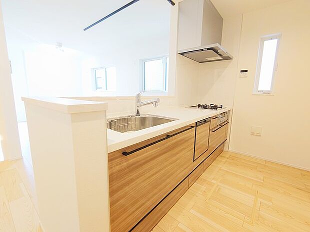 ご家族を近くに感じられる対面キッチン。 