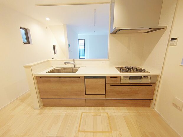 ご家族を近くに感じられる対面キッチン。