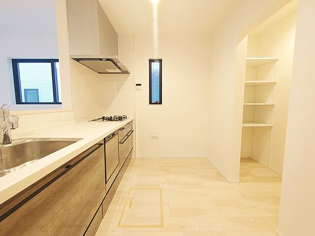 キッチン横にはパントリー収納。食品の蓄えは防災用としても。