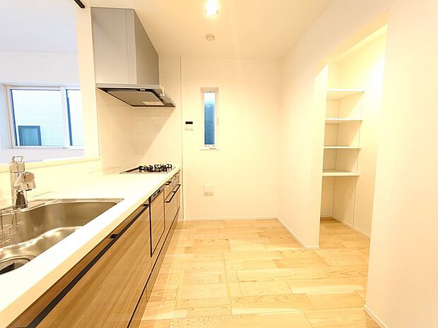 キッチン横にはパントリー収納。食品の蓄えは防災用としても。