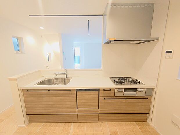 ご家族を近くに感じられる対面キッチン。