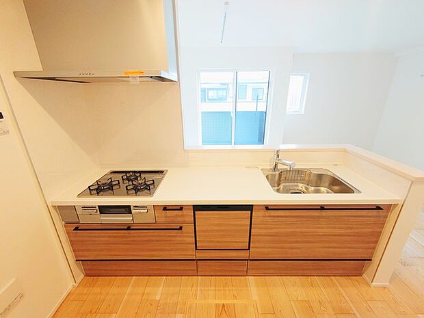 ご家族を近くに感じられる対面キッチン。 