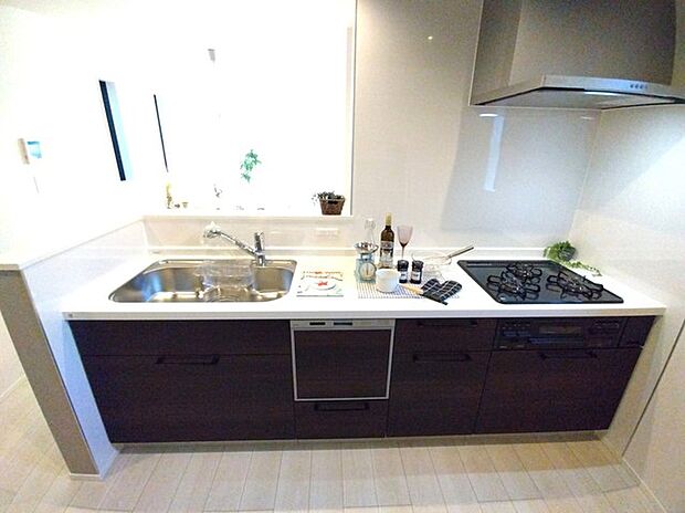 ご家族を近くに感じられる対面キッチン。 