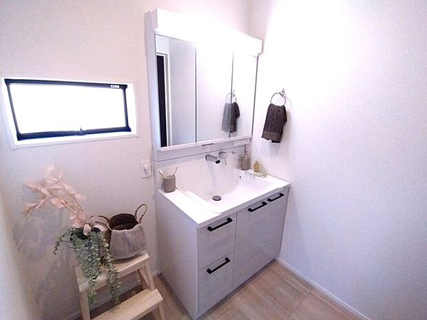 洗面化粧台は清潔感の漂うホワイトをベースカラーに、シンプルなデザインで。 