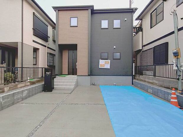 隣り合う住まいとの調和を感じさせる、穏やかな佇まい