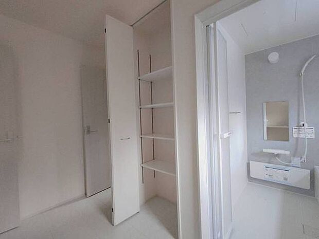 清潔感あふれる空間に、すっきりと収納できるスペース。