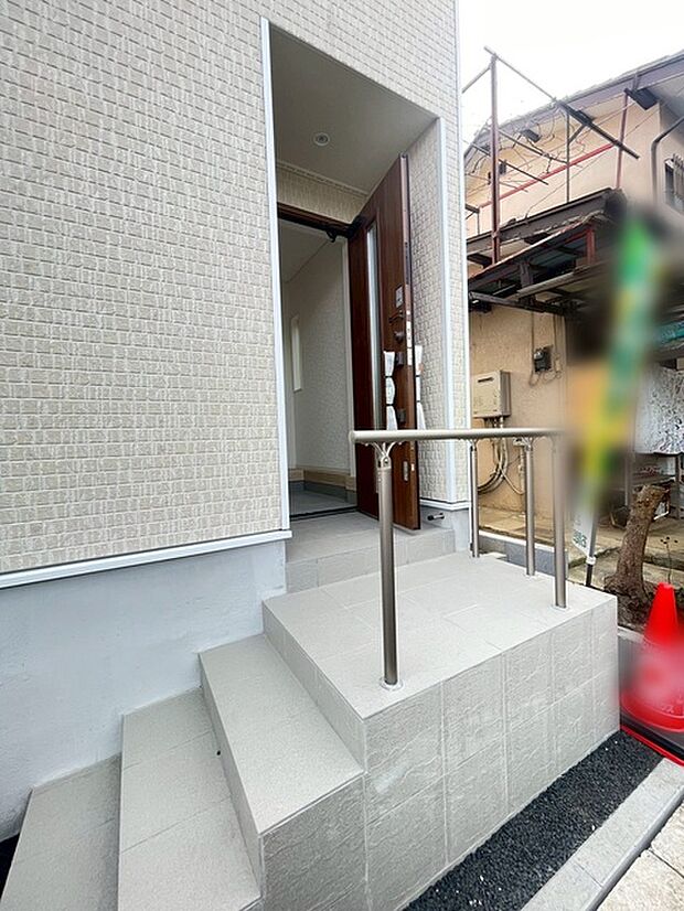 ポーチのついた新築分譲物件。玄関の印象はいかがでしょうか？入口からご覧ください。 