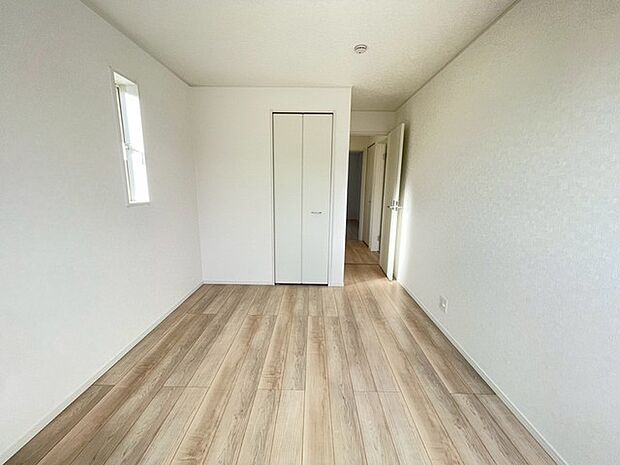 ナチュラルウッドの色合いが、室内にあたたかな雰囲気を運びます。