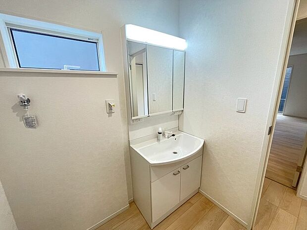 お出かけ前の身だしなみに一歩差がつく三面鏡。