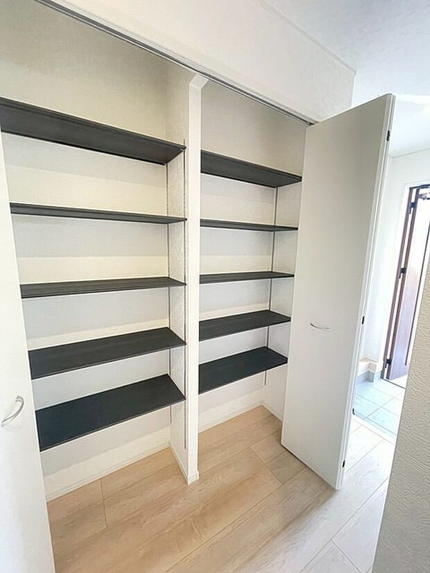 ■ 玄関がいつも片づく大容量シューズボックス ■